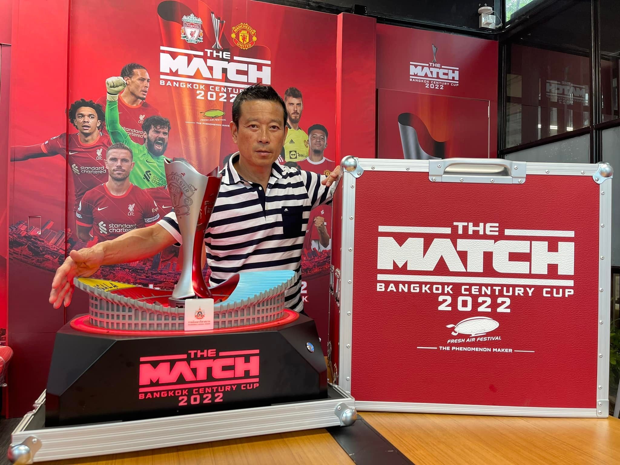 พร้อมส่งถ้วยรางวัล THE MATCH Bangkok Century Cup 2022 ไปยังโอลด์แทรฟฟอร์ด