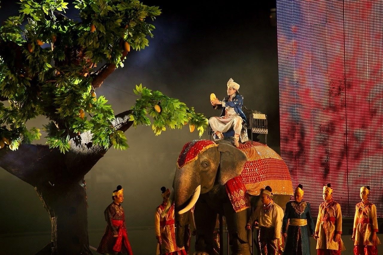 ช้างและนักแสดงในชุดไทยบนเวทีการแสดง