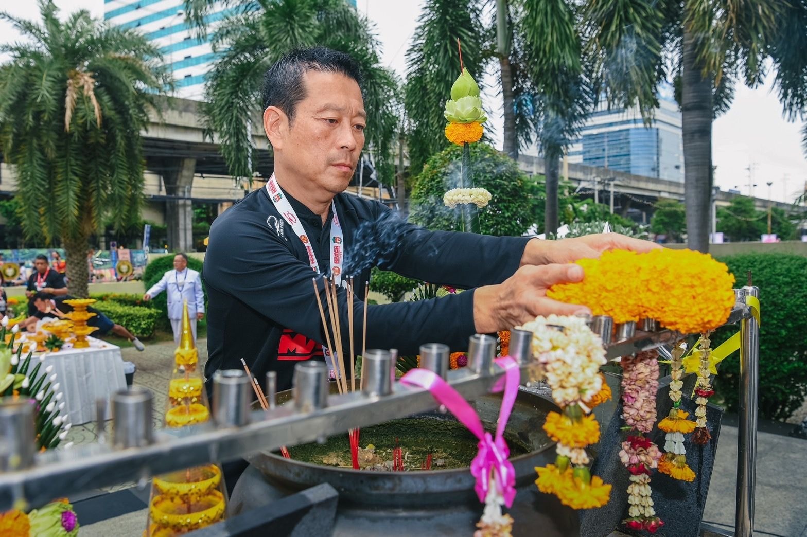 คุณวินิจ เลิศรัตนชัย นำเจ้าหน้าที่และคณะทำงานทำพิธีบวงสรวงพระภูมิชัยมงคล